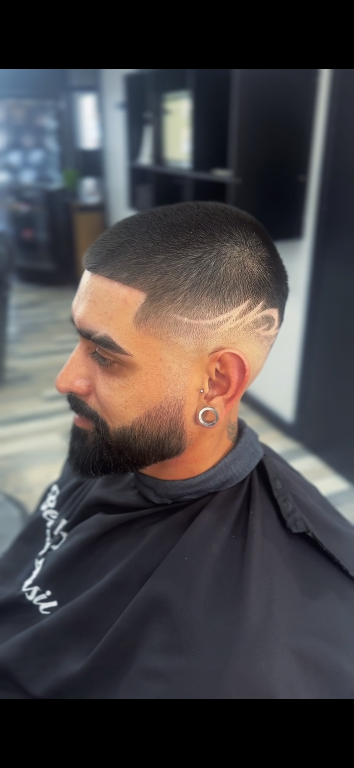 buzz cut con barba cejas y diseño